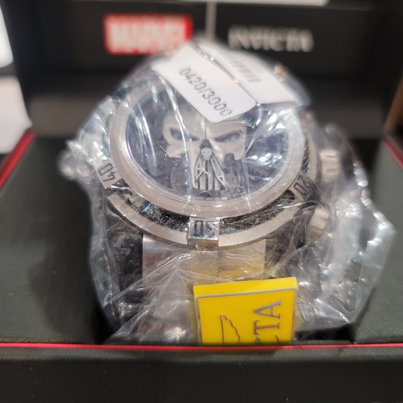 Invicta Marvel Limited Edition Punisher Quartz Dial Watch in Black/Stainless - Picture 4 of 5